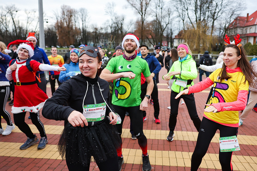 «Всем мира»: сторонники ЗОЖ пробежали по набережной Верхнего озера 2023 метра (фото)