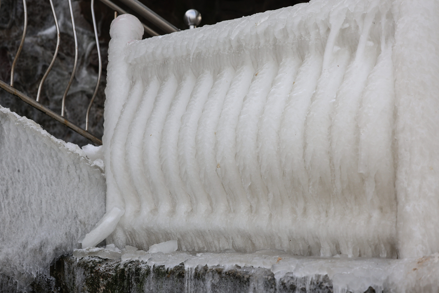 Мороз и море: как стихия украсила променад в Зеленоградске (фото)