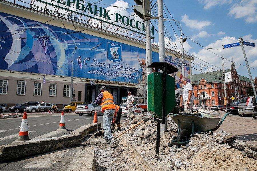 На площади Победы по поручению Ярошука выкапывают бордюры (фото)