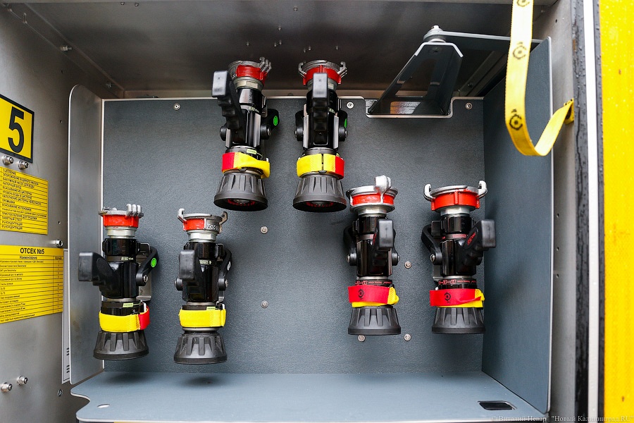 Мотоциклы и медали: как в МЧС региона подарки из рук министра получали