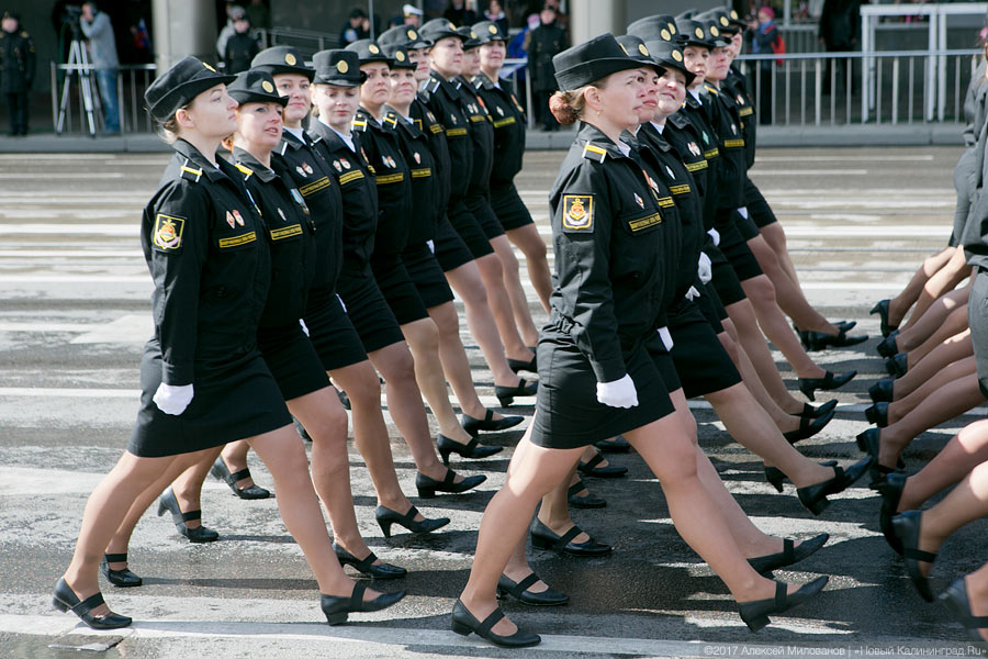 «Гвоздики», «Град» и снег: в Калининграде прошел Парад Победы