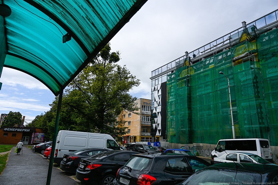 Стекло и треугольники: как выглядит фасад реставрируемой «Кройц-аптеки»