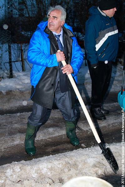 "В руки - лопаты": фоторепортаж "Нового Калининграда.Ru"