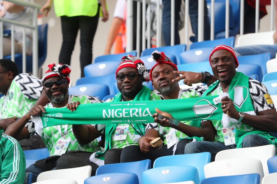 Нигерийские болельщики в Калининграде тоже танцуют и поют (видео)