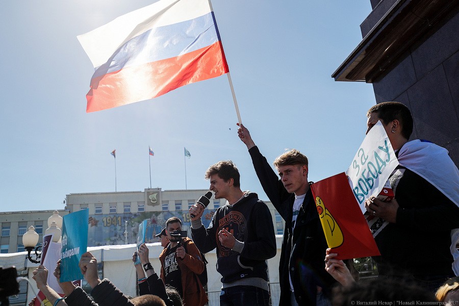 «Любой лучше, чем Путин»: как в Калининграде прошла акция «Он нам не царь»