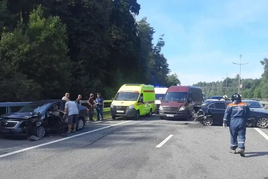 В ДТП на Приморском кольце столкнулись четыре автомобиля, пострадали пять человек