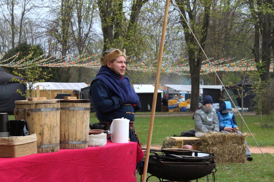 Ярмарка для метеоустойчивых: как прошло открытие гастрофестиваля на острове Канта (фото)