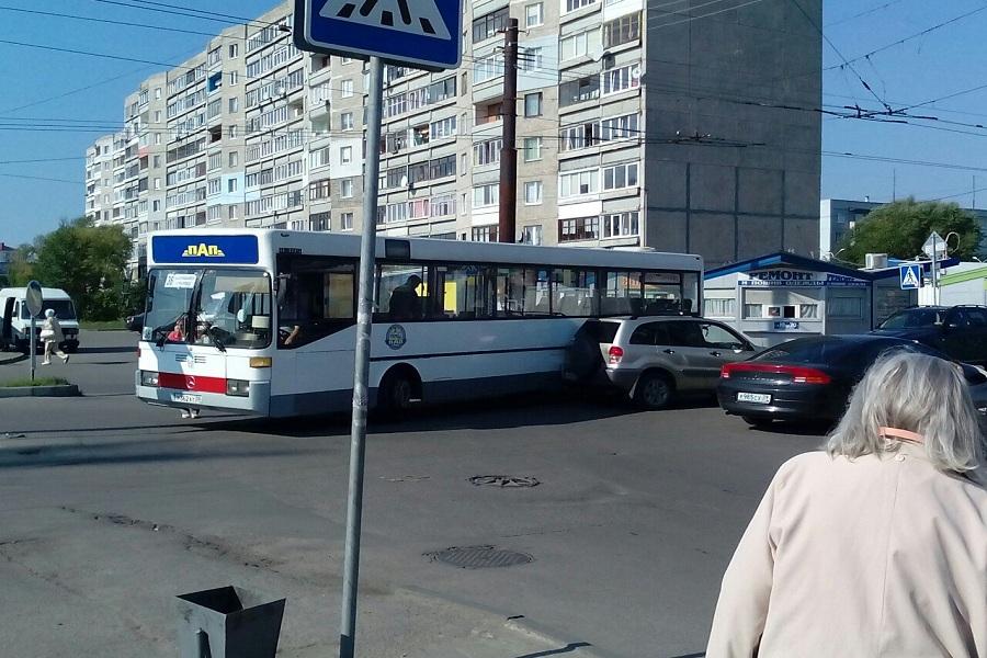 В Московском районе столкнулись автобус и кроссовер (фото)
