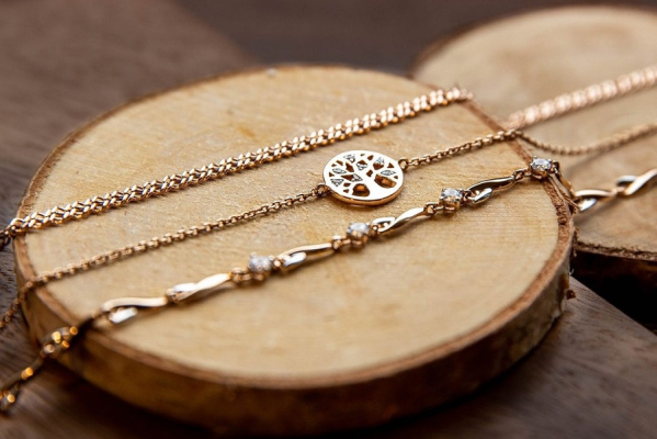 Чувства, выраженные ювелирно: где купить подарок, который ей точно запомнится