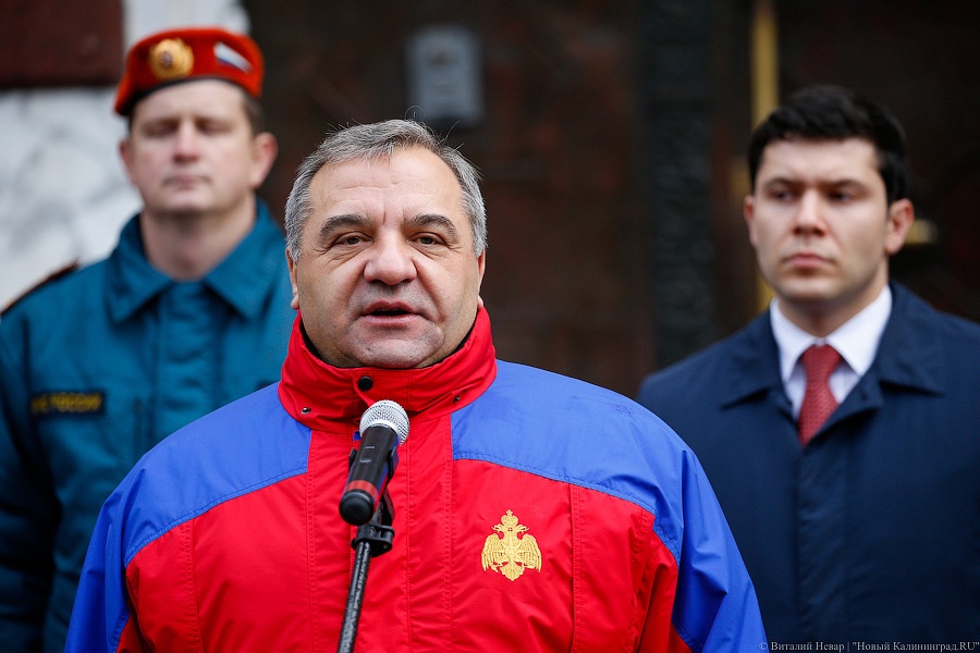 Мотоциклы и медали: как в МЧС региона подарки из рук министра получали