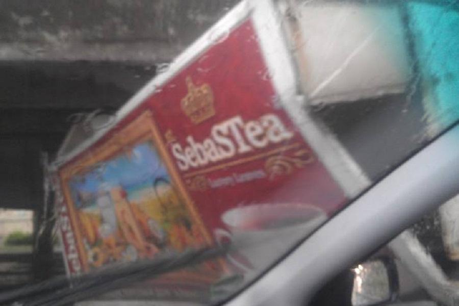 В Калининграде под первой эстакадой «застрял» грузовик (фото)