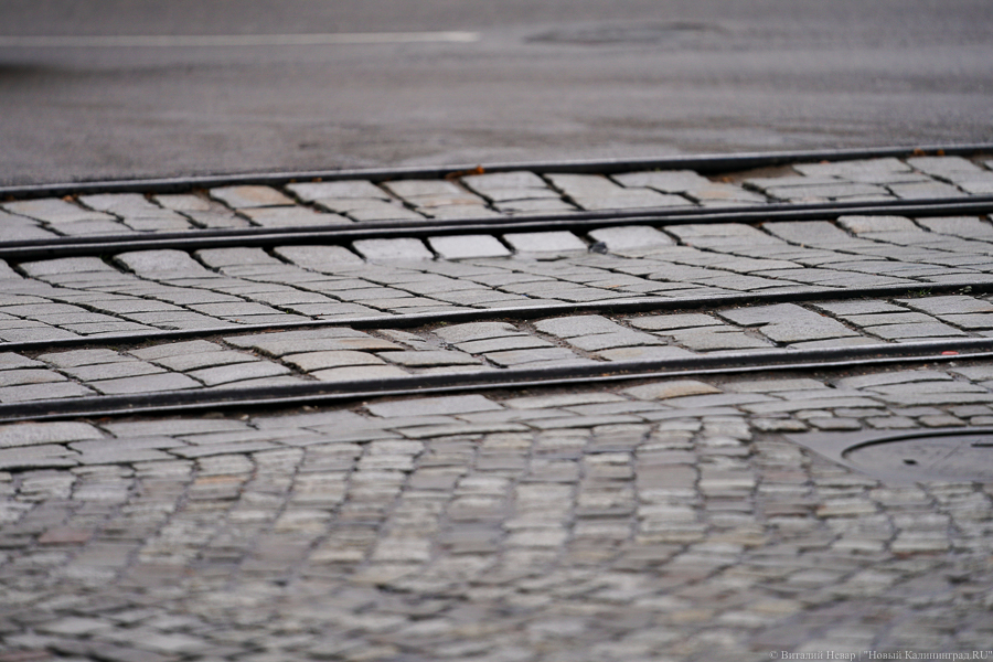 В Калининграде начали убирать брусчатку с перекрестков