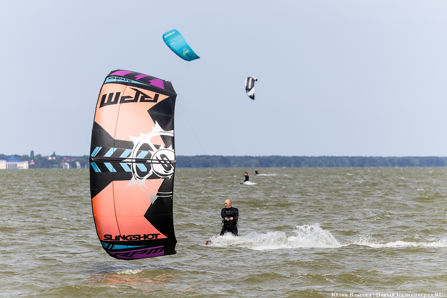По воде против ветра: на Куршском заливе соревновались под кайтом и с крылом (фото)