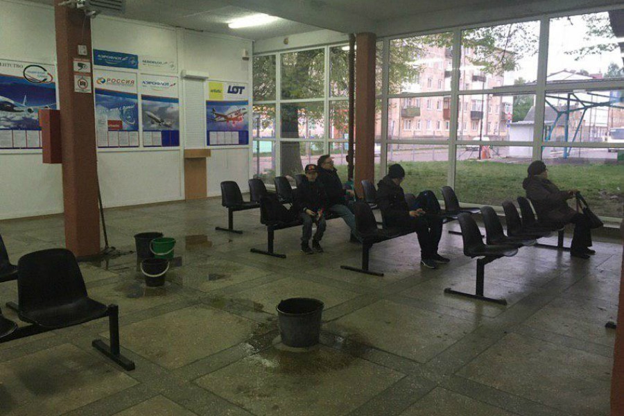 «В дождь там ставят ведра»: в Советске второй год подряд течет крыша автовокзала