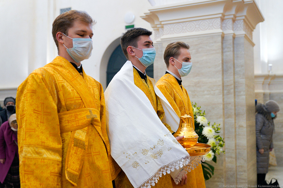 Богослужение в масках: в Калининграде прошла первая литургия в новом храме (фото)