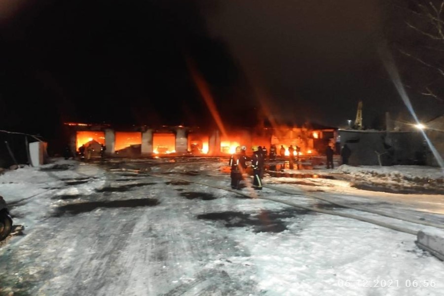 У завода «Янтарь» сгорело здание с 5 автомобилями внутри (фото)