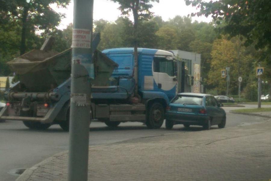 На улице Донского столкнулись мусоровоз и легковое авто (фото)