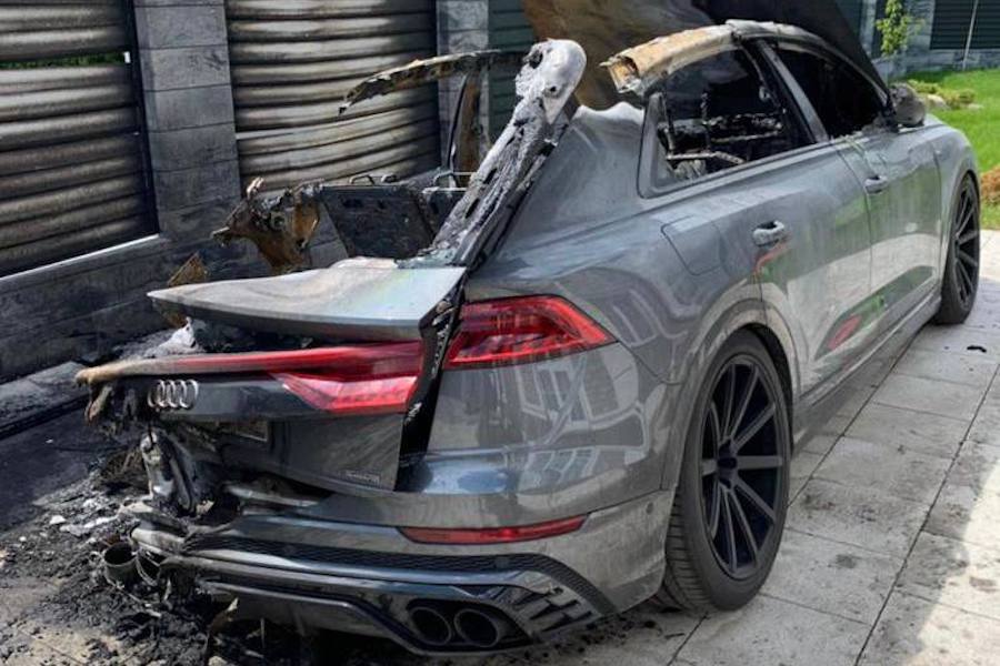 В Гурьевске судят мужчин, которые стреляли по витражным окнам и сожгли дорогую Audi