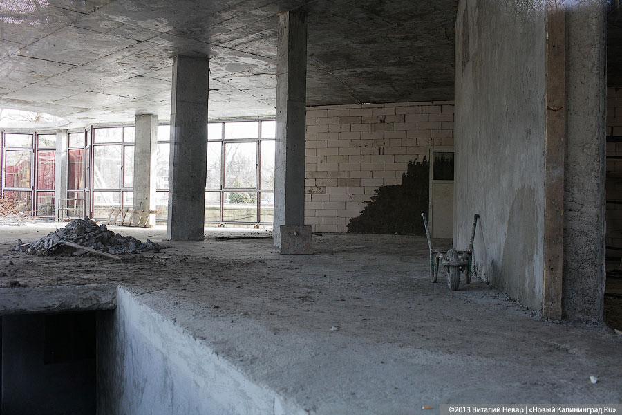 Владелец кафе «Съешь-ка» у входа в зоопарк начал самовольный ремонт фасада (+фото)