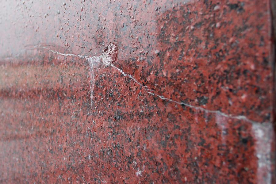 Победа и триумф: отчего на площади Победы появляются трещины и солевые отложения