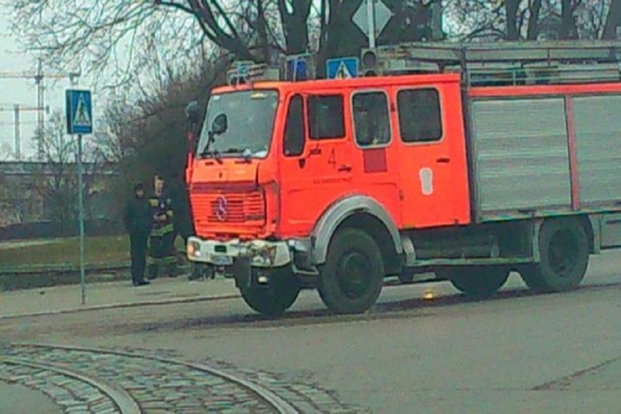 В Калининграде столкнулись пожарная машина и автобус (фото)