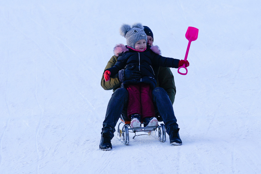 Скользя по утреннему снегу: калининградцы устроили катания с горки в Центральном парке (фото)