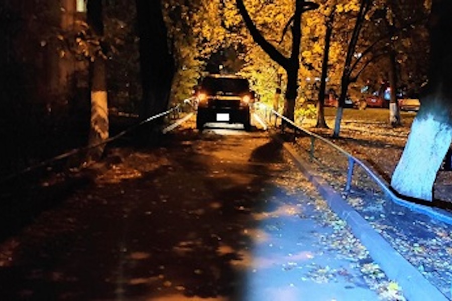 В Калининграде «Фиат» наехал на пешехода, который сидел на бордюре