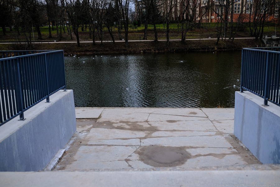 Бетон и пустота: в Калининграде завершается благоустройство Нижнего озера (фото)
