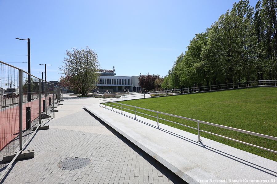 На площади у Дома искусств завершается благоустройство. Вот как она выглядит (фото)