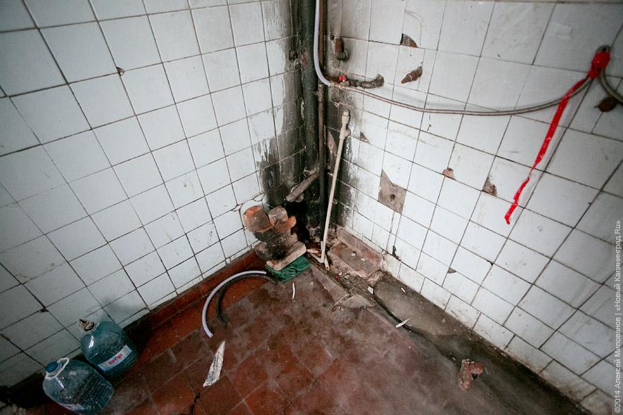 Собачий холод: в разгромленной бывшей казарме на Артиллерийской без тепла и воды живут люди