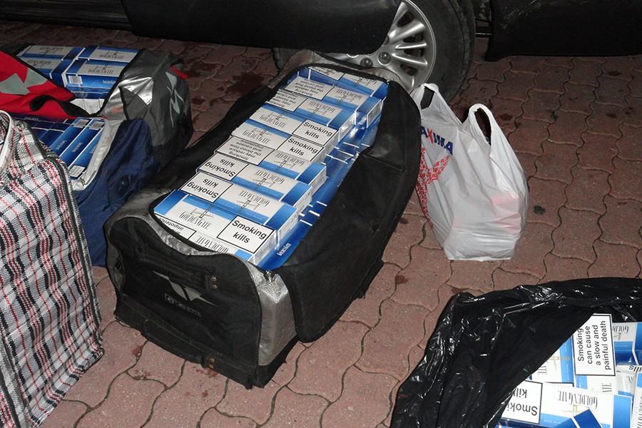 Гражданин Латвии пытался провезти в регион 650 блоков сигарет (фото)