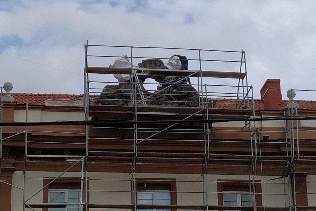 Фонд капремонта планирует передать скульптуру с бывшего дома имперских дорог в музей