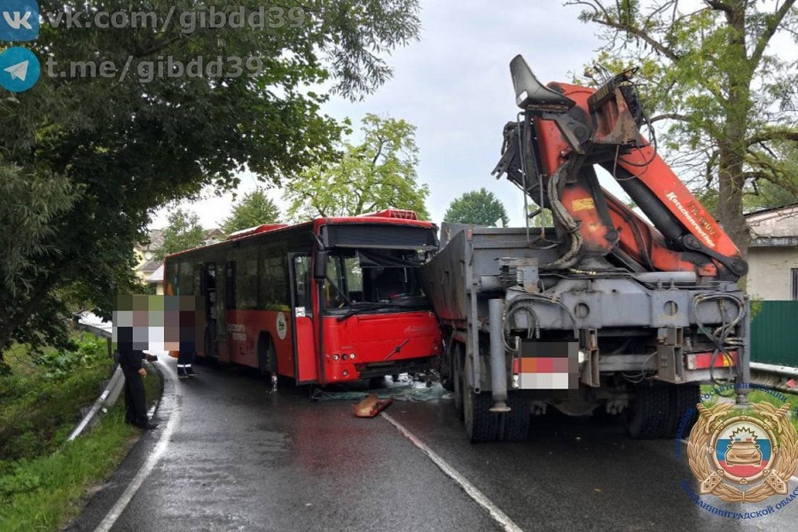 В Гурьевском районе пассажирский автобус столкнулся с грузовиком, есть пострадавшие