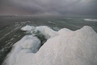 Спасатели МЧС на льду Куршского залива насчитали 400 рыбаков