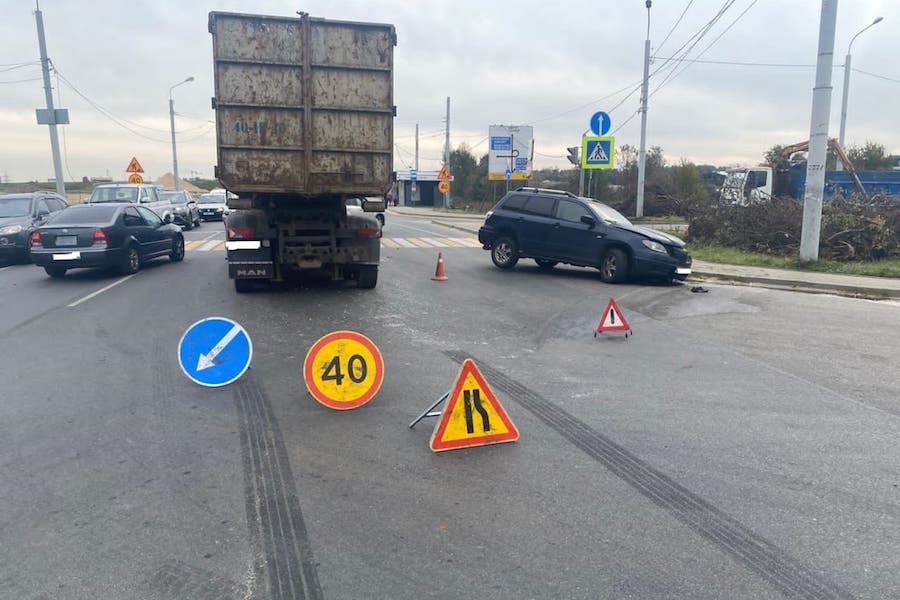 В Калининграде «Митцубиси» врезался в фуру, пострадала женщина (фото)