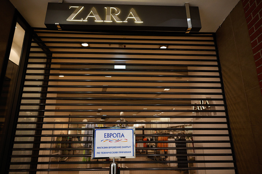 За железным занавесом: в «Европе» закрылись крупнейшие магазины одежды (фото)
