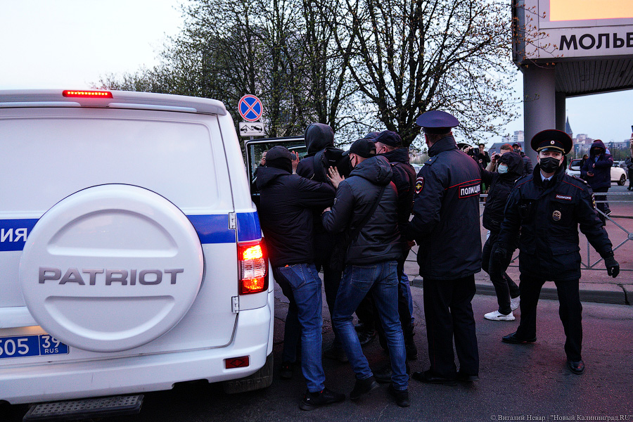 «Свободу политзаключенным»: как прошла акция сторонников Навального в Калининграде (фото)