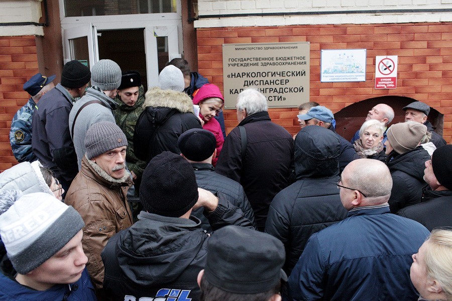 Чемпионат по очередям: что происходит перед наркодиспансером на Барнаульской