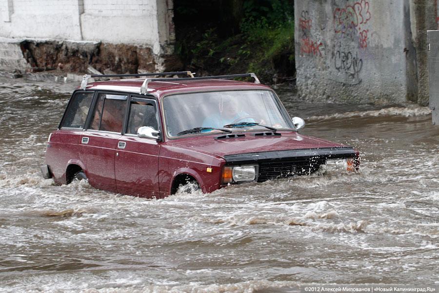 «Праздничные купания»: фоторепортаж с затопленной Аллеи Смелых