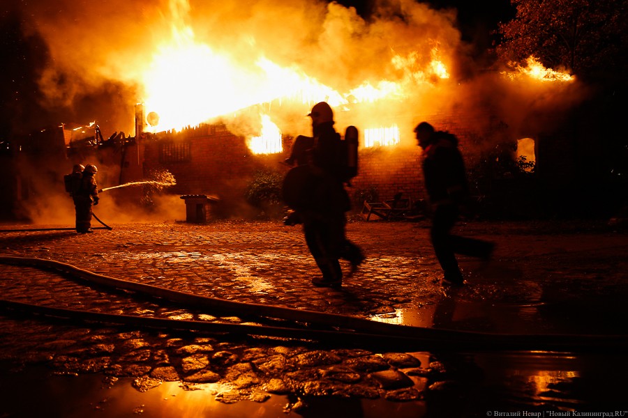 Черный четверг: пожар уничтожил склады на проспекте Калинина (фото) 