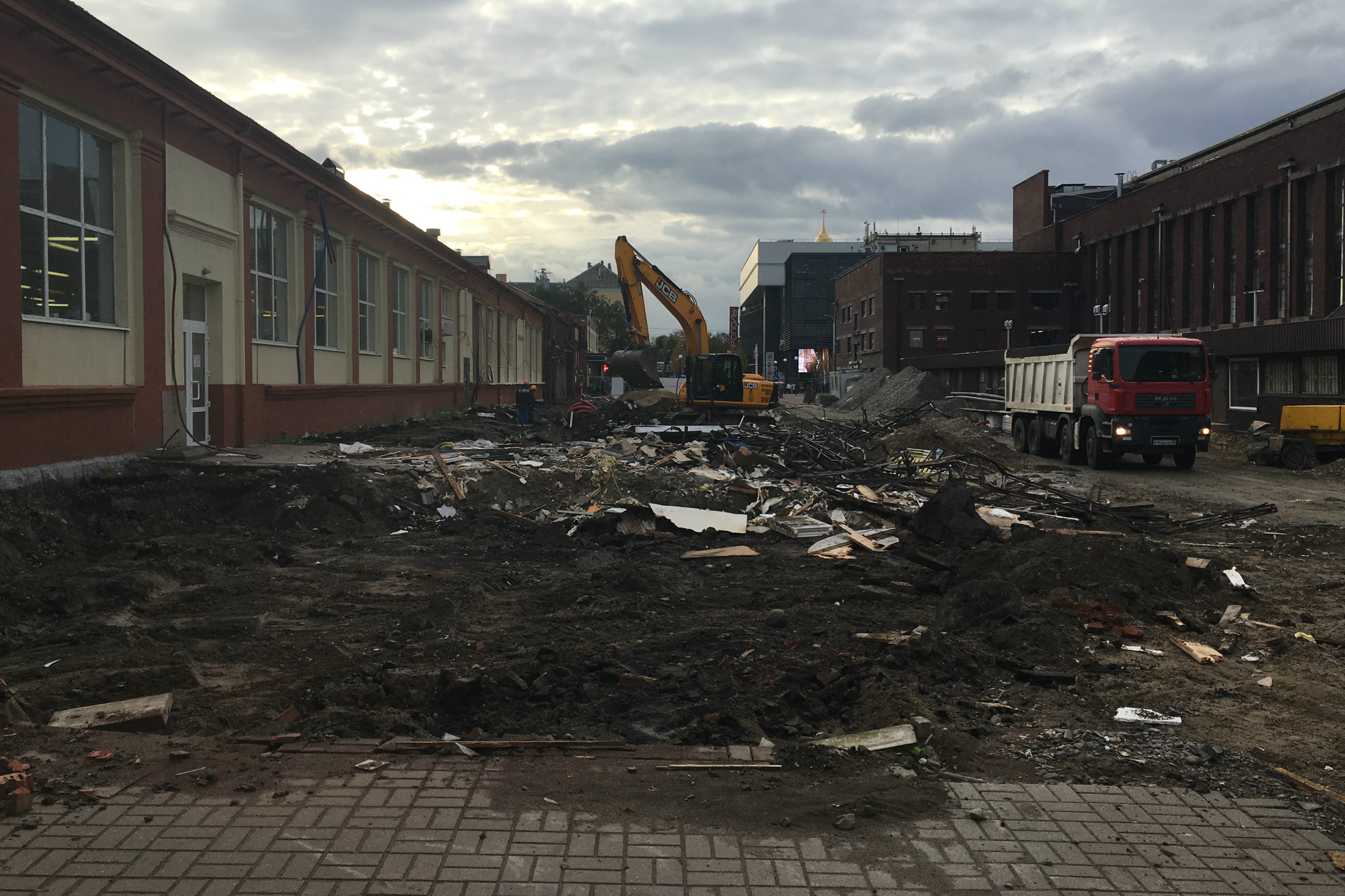 На Баранова снесли последние торговые павильоны у рынка (фото)