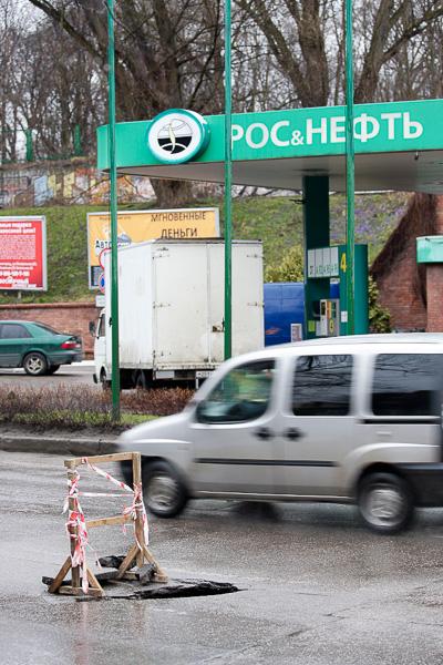 На Литовском валу в Калининграде на проезжей части провалился асфальт (фото)