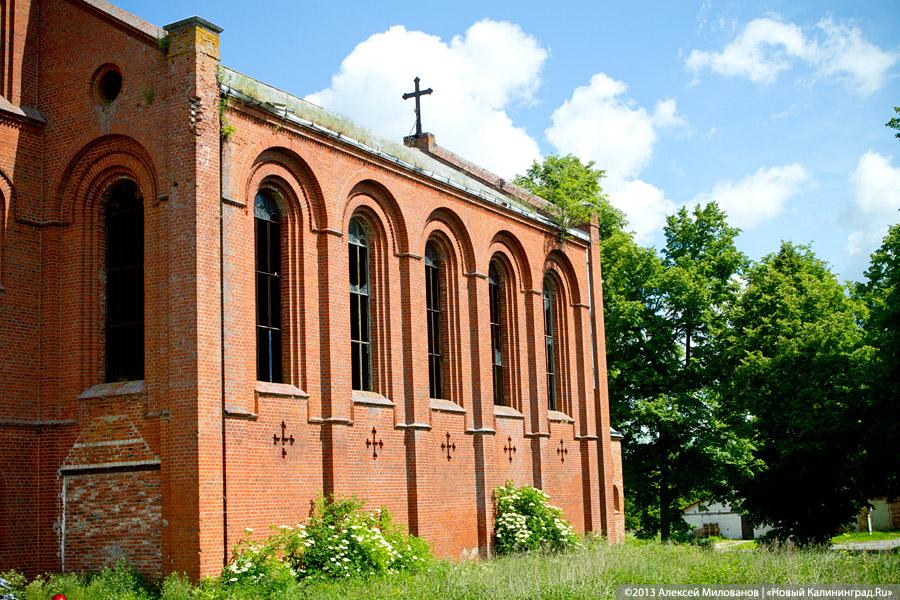 Осколки и ласточки: частично восстановленная кирха в Большой Поляне заброшена РПЦ