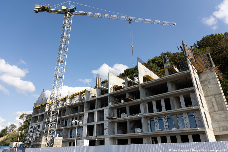 С видом на море и стройку: как выглядит пляж в Светлогорске этим летом