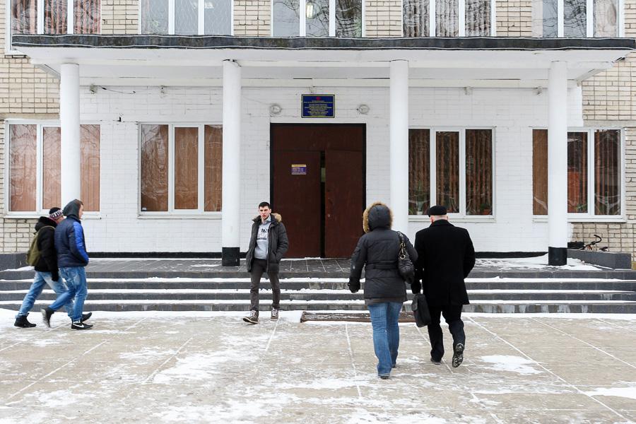 В никуда: областные власти выселяют бывших сотрудников техникума из общежития в Полесске