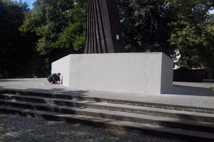 В Калининграде начался ремонт постамента памятника землякам-космонавтам (фото)