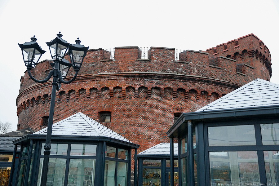 Много «курилок»: закончился монтаж новых палаток у музея Янтаря (фото)