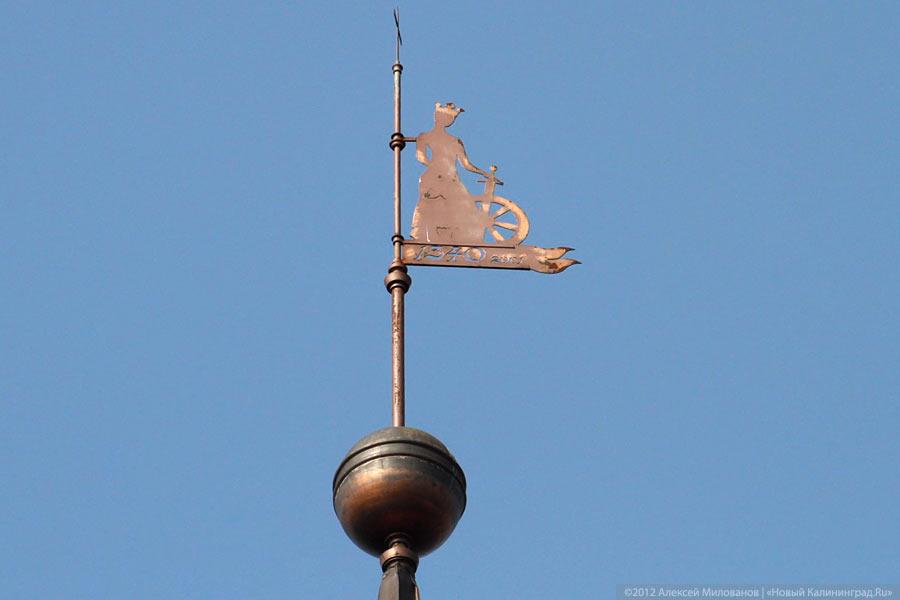Символ веры: исторический флюгер на кирхе Арнау заменили крестом РПЦ  