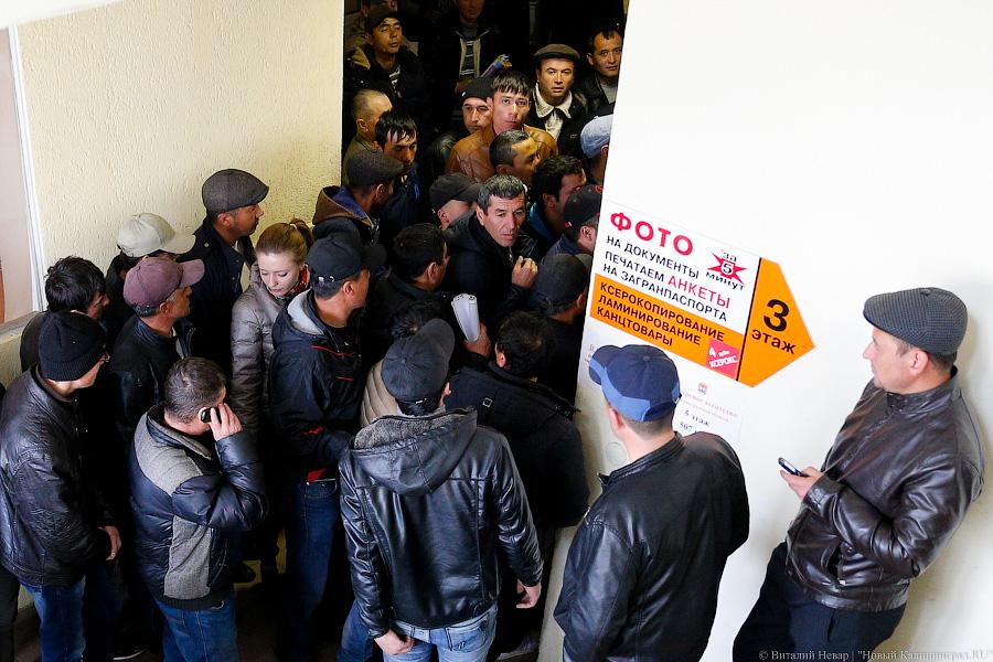 «За 1,5 тысячи — быстрее»: мигранты за сутки занимают очередь в УФМС (фото)