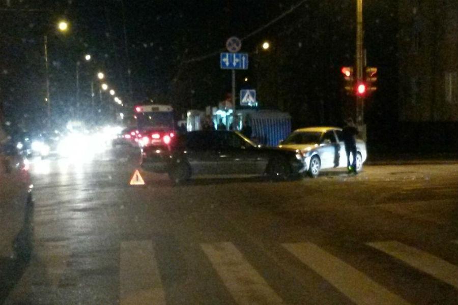 На Дзержинского столкнулись два авто, движение затруднено (фото)